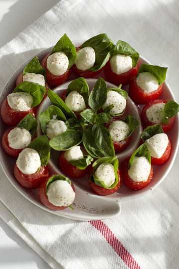 Mini caprese  - pomysł na przekąski na imprezę